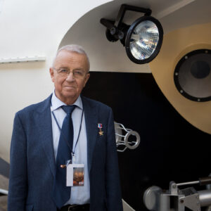 Anatoly Sagalevich, l'explorateur russe devant le sous-marin MIR