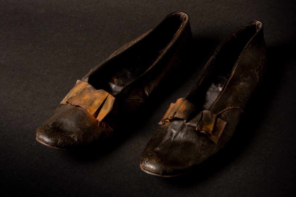 Une paire de chaussures actuellement exposée à La Cité de la Mer