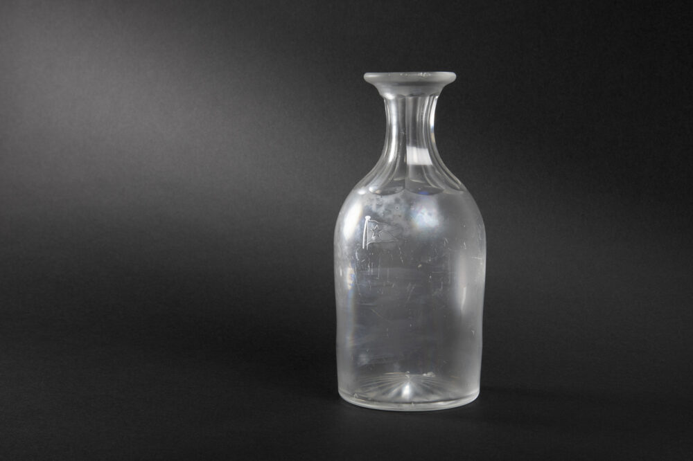 La Cité de la Mer Titanic 2025 2027_Carafe à décanter en cristal 3e classe ©Handiprint