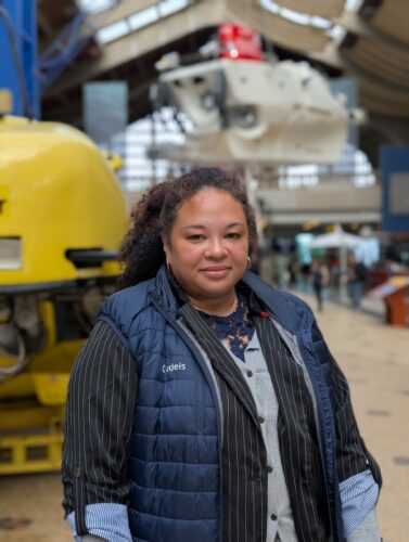 Karen Avoine peut proposer une visite adaptée et précise des aquariums de La Cité de la Mer aux sourds et malentendants grâce à ses connaissances scientifiques et sa maîtrise de la langue des signes