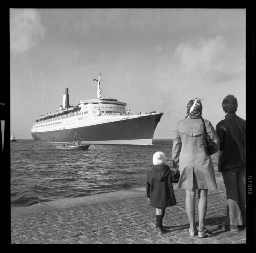 1972 mai Escale du Queen Elizabeth II 1e escale du paquebot à Cherbourg©JM Lezec 1972 mai Escale du Queen Elizabeth II 1e escale du paquebot à Cherbourg©JM Lezec
